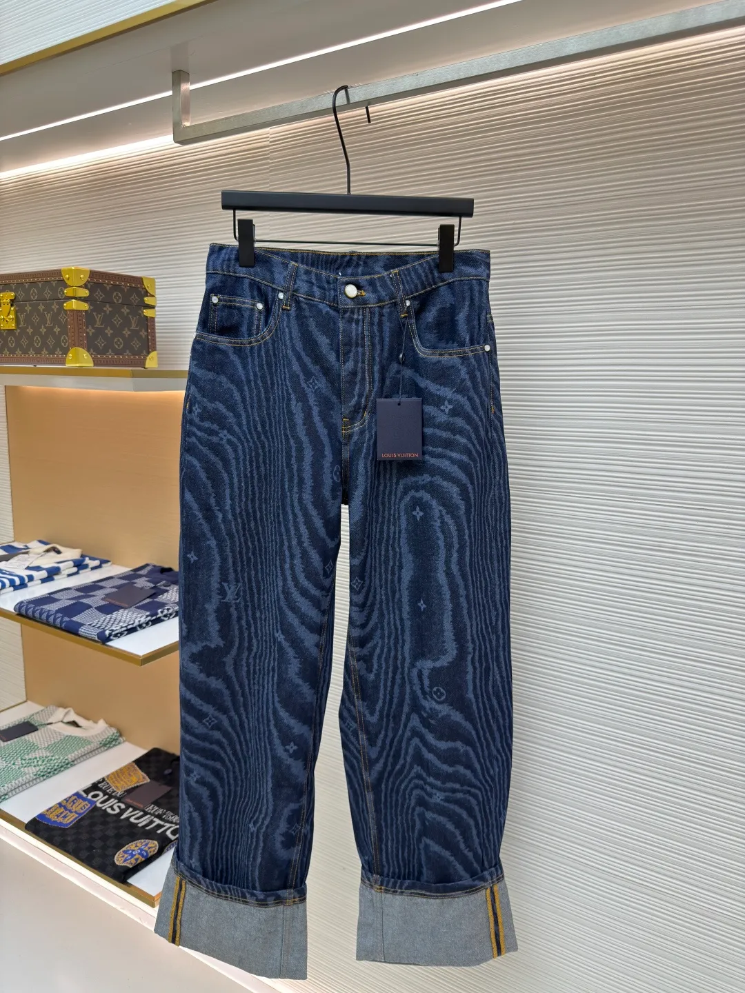 LOUISVUITTON tree pattern denim trousers ●Authentic product: Purchased and developed by 15689 ●Item number: 1680319-B60 ●Fabric: denim fabric ●Technology: Printing ●Version: Fitted version ●Weight: about 755 grams ●Size: 30-32-34-36 ●Description: The upper body effect refers to the FW25 early autumn men's series collarless denim rivet full-width logo printed long-sleeved denim jacket for men in blue. This collarless jacket is paved with denim cloth with the LV Moiré pattern, and the Monogram logo is implicitly integrated into it, creating a silky texture. The Marque L.Vuitton DéPosée nubuck label rests on the back for a modern look paired with matching jeans. The overall wiring is straight and delicate, the fabric is comfortable and soft, and the color is consistent without color difference. It can be matched with the same style to create a fashionable look and control various occasions. Customized accessories, complete with three standards, same style for men and women!